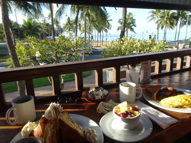 「ルルズワイキキ」で海を眺めながらのんびり朝食♪