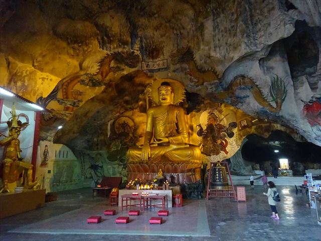 イポー郊外にある洞窟寺院「ペラトン」内に鎮座する巨大な仏像