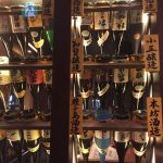 高瀬川に面した居酒屋「芋蔵」には、焼酎が数百種類もあるよ！
