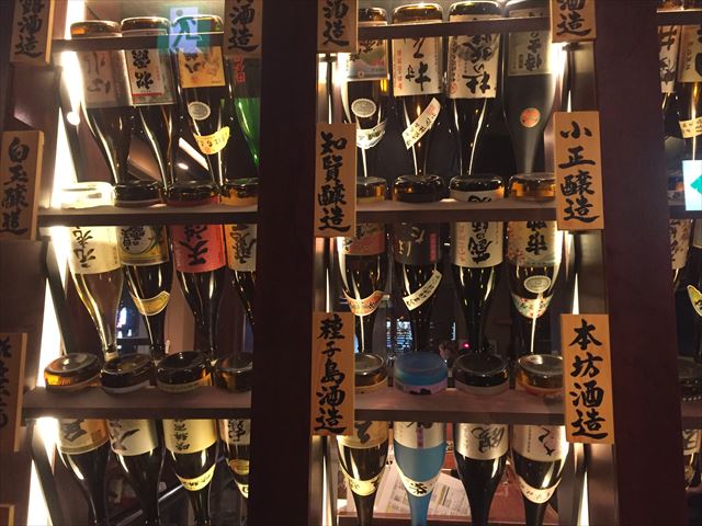 高瀬川に面した居酒屋「芋蔵」には、焼酎が数百種類もあるよ！