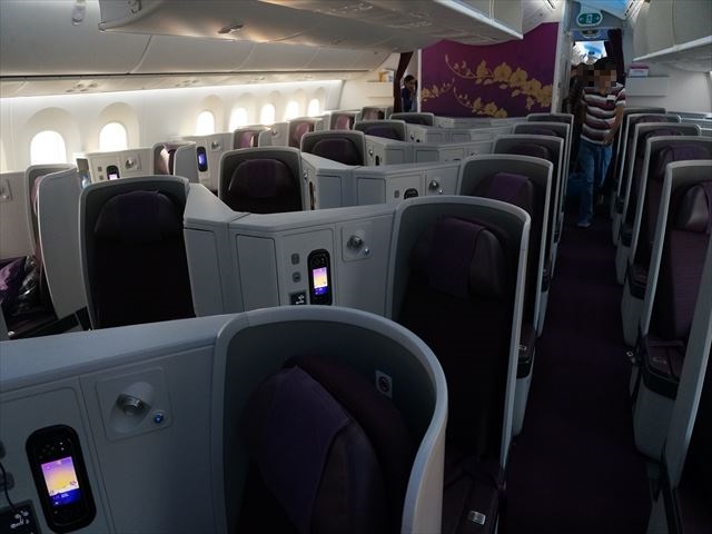 【タイ航空ビジネスクラス搭乗記】快適なヘリンボーン仕様のシートでバンコクへ