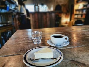 クランプコーヒーサラサのコーヒーとケーキ