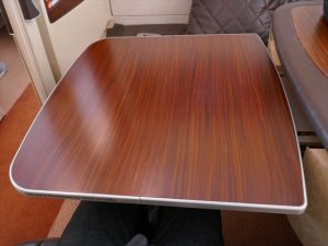 シンガポール航空スイートクラスのテーブル