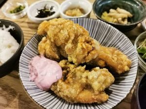 隈本総合飲食店MAOの唐揚げ定食