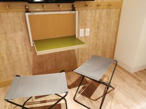 モクシー京都二条　椅子とテーブル