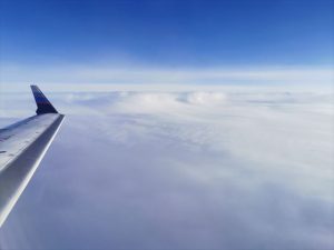 飛行機の窓からの景色